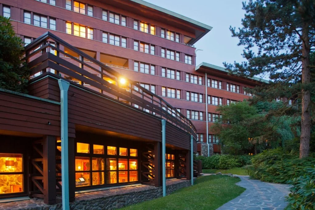 Woodland-style exterior and landscaped garden path at Disney Sequoia Lodge, Disneyland Paris.